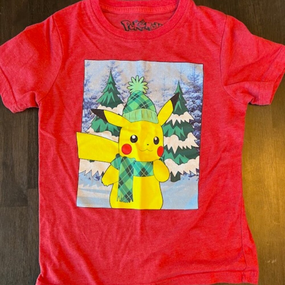 Nintendo Pokémon Kid’s Red Pikachu Winter Scene Short Sleeve T-Shirt Size Small